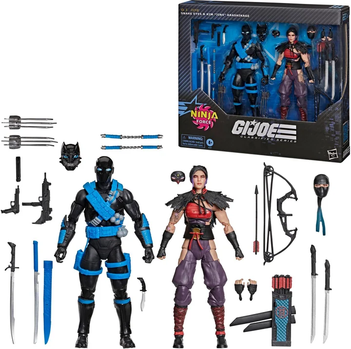 The Ninja Force two-pack contents laid out on white with the window box standing behind them: Snake Eyes in black with blue webbing, Jinx in a red top and feathered shawl, and around them two submachine guns, a pistol, swords with blue scabbards, nunchaku, throwing darts, a compound bow with arrows, a quiver, a wolf mask, a raven mask, a hood and two spare hands
